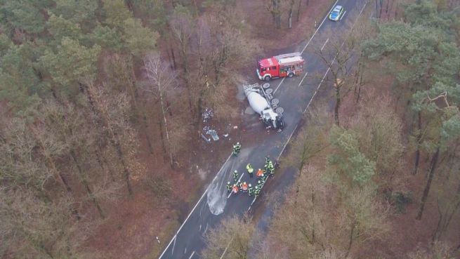 go to Einbetoniert: Mischwagen kippt um und sorgt für Sauerei